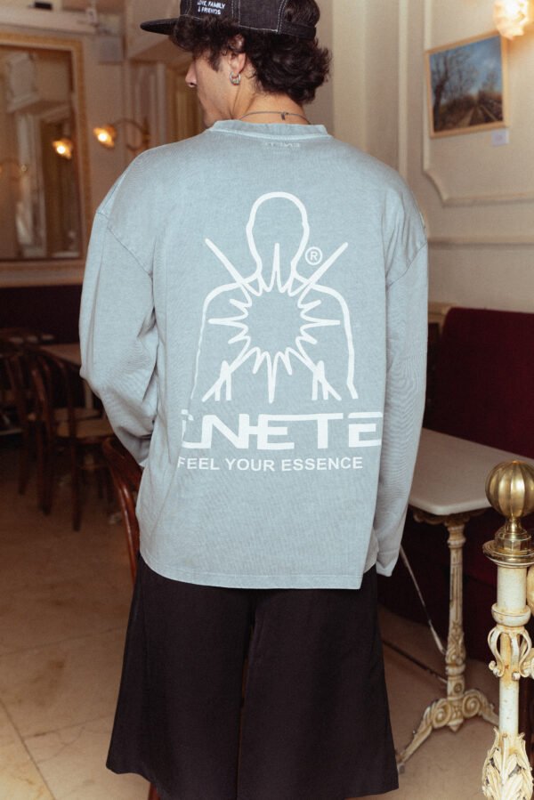 Camiseta Gris Garment Dye ENETE – Feel Your Essence – Long Sleeve - Origen Edition - Imagen 4