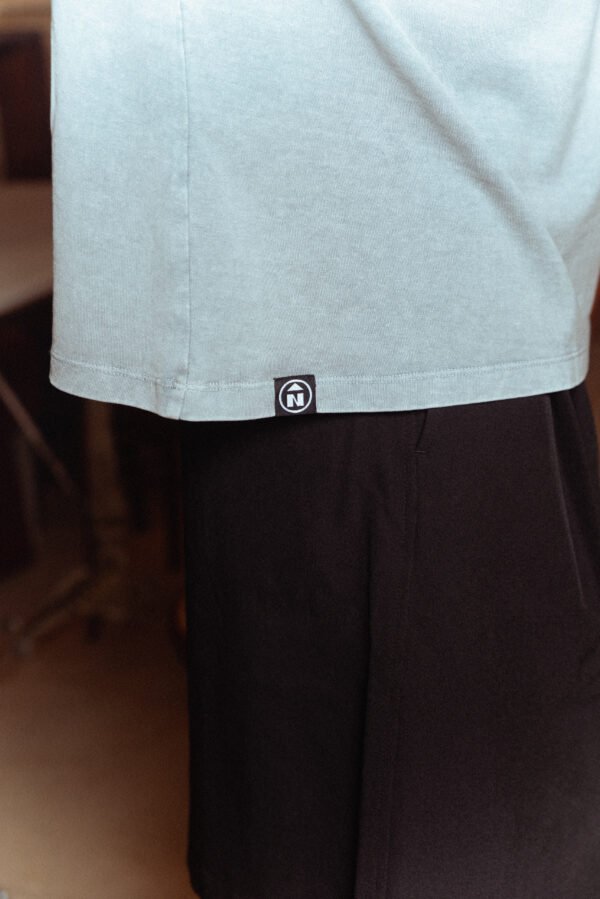 Camiseta Gris Garment Dye ENETE – Feel Your Essence – Long Sleeve - Origen Edition - Imagen 5
